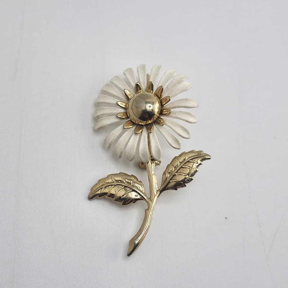 VINTAGE MID-CENTURY SOFT PLASTIC DAISY BROOCH WHITE &‎ GOLDTONE